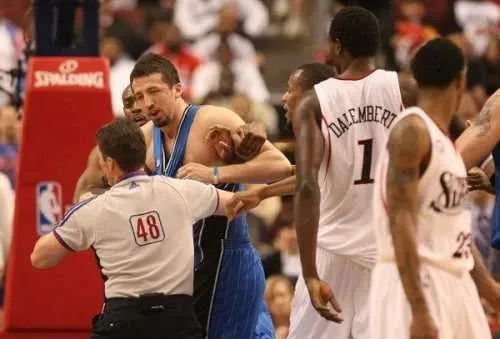 2014年NBA赛场冲突事件回顾:一场引发热议的球场暴力 2014年NBA赛场冲突事件回顾:一场引发热议的球场暴力