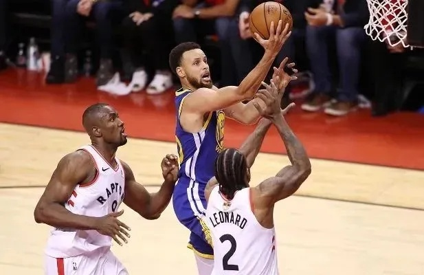 NBA勇士与猛龙的对决:一场经典的东西部碰撞 NBA勇士与猛龙的对决:一场经典的东西部碰撞