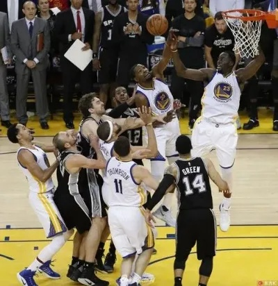 小牛与勇士的巅峰对决:NBA经典战役重播解析 小牛与勇士的巅峰对决:NBA经典战役重播解析