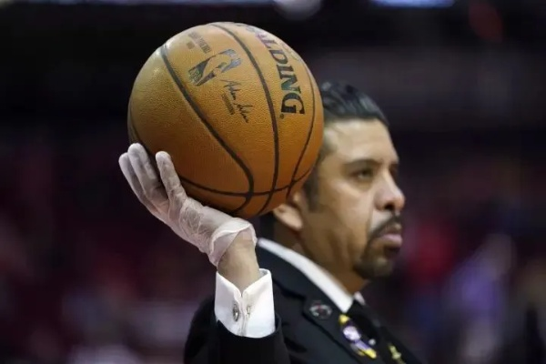 从默默无闻到球场指挥官:一名NBA发牌员的逆袭之路 从默默无闻到球场指挥官:一名NBA发牌员的逆袭之路