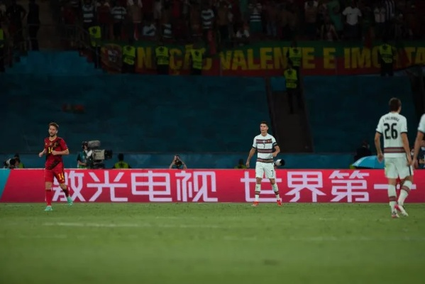 关灯看世界杯:一场光影交织的足球盛宴 关灯看世界杯:一场光影交织的足球盛宴