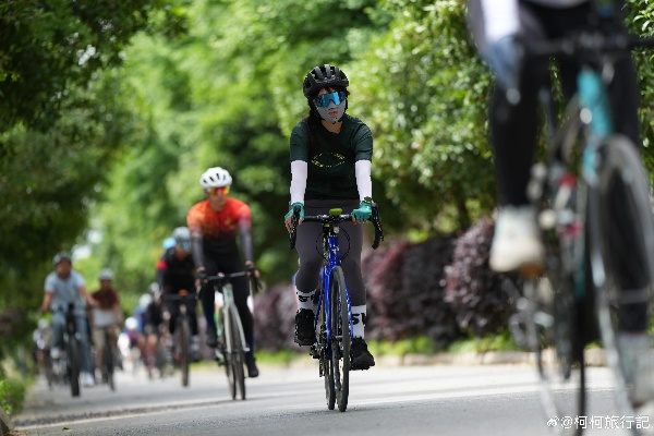 风驰电掣的骑行之旅:我在城市中与风赛跑的疯狂体验 风驰电掣的骑行之旅:我在城市中与风赛跑的疯狂体验