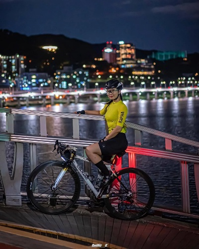 风驰电掣的骑行之旅:我在城市中与风赛跑的疯狂体验 风驰电掣的骑行之旅:我在城市中与风赛跑的疯狂体验