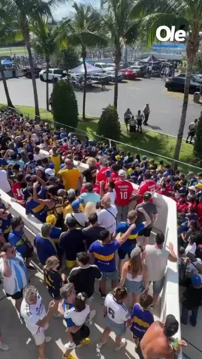 热血沸腾!世界杯美国vs希腊门票抢购现场直击,球迷疯狂排队只为见证历史 热血沸腾!世界杯美国vs希腊门票抢购现场直击,球迷疯狂排队只为见证历史