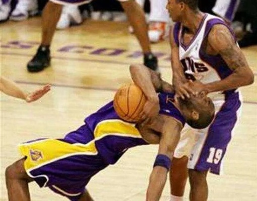 霍华德肘击科比:NBA赛场上的激烈冲突与背后故事 霍华德肘击科比:NBA赛场上的激烈冲突与背后故事