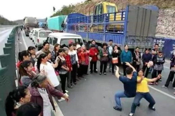 高速堵车大妈踢毽:一场意外引发的社会思考 高速堵车大妈踢毽:一场意外引发的社会思考