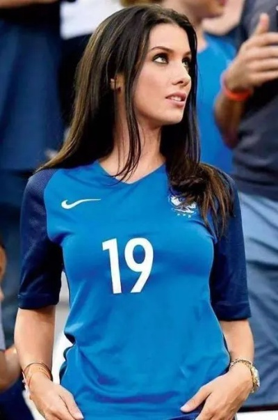 《世界杯女友:球场边的完美伴侣,你选对了吗?》 《世界杯女友:球场边的完美伴侣,你选对了吗?》