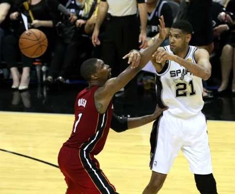 马刺vs热火七场大战:NBA总决赛的经典对决回顾 马刺vs热火七场大战:NBA总决赛的经典对决回顾