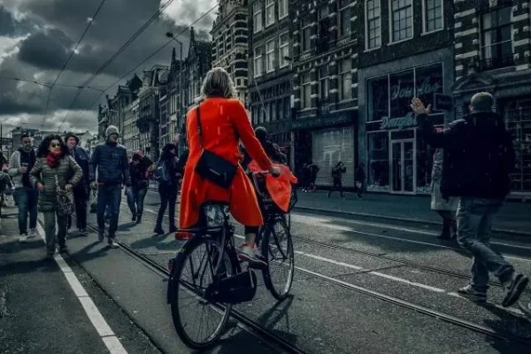 荷兰首发:为什么它成为年轻人最爱的潮流新选择? 荷兰首发:为什么它成为年轻人最爱的潮流新选择?