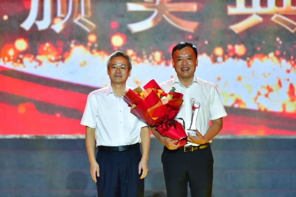 章汉强:从平凡到卓越,他的故事为何如此打动人心? 章汉强:从平凡到卓越,他的故事为何如此打动人心?