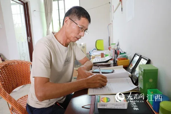 肖爱山:一位默默奉献的乡村教育工作者 肖爱山:一位默默奉献的乡村教育工作者
