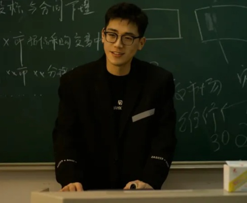 武汉男神老师爆红网络:颜值与才华并存的他如何征服学生? 武汉男神老师爆红网络:颜值与才华并存的他如何征服学生?