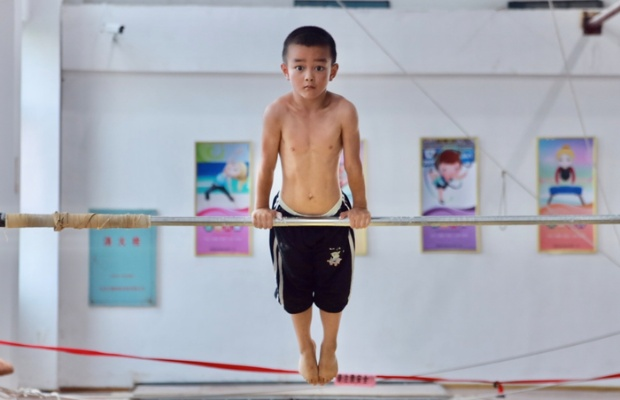 从嘲笑到掌声:钢管舞男孩的逆袭之路,我用汗水证明自己 从嘲笑到掌声:钢管舞男孩的逆袭之路,我用汗水证明自己