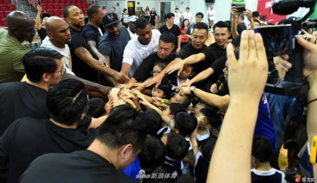 NBA球星与粉丝互动:揭秘球星草粉背后的真实故事 NBA球星与粉丝互动:揭秘球星草粉背后的真实故事