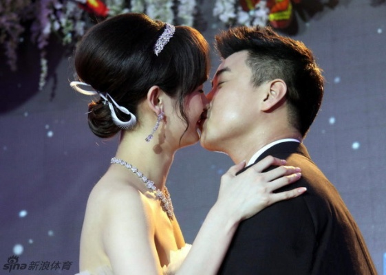 王皓结婚照曝光:体育明星的幸福瞬间引发网友热议 王皓结婚照曝光:体育明星的幸福瞬间引发网友热议