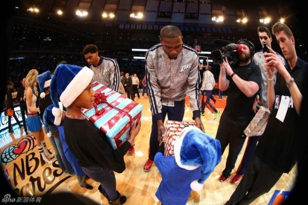 1226NBA圣诞大战:巨星对决引爆篮球狂欢夜 1226NBA圣诞大战:巨星对决引爆篮球狂欢夜
