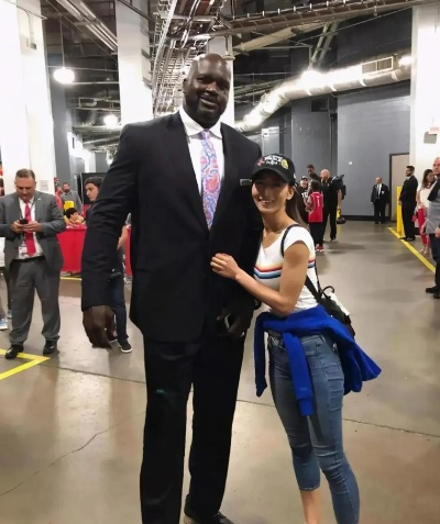 我与霍莉的NBA追梦之旅:从默默无闻到万众瞩目 我与霍莉的NBA追梦之旅:从默默无闻到万众瞩目