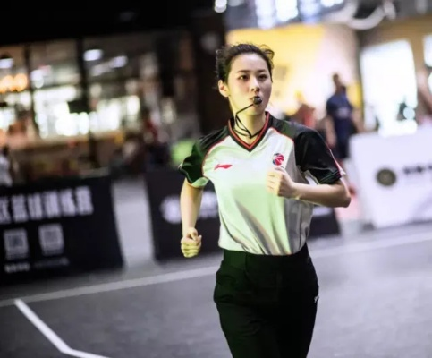 美女裁判惊艳全场:颜值与实力并存的新时代标杆 美女裁判惊艳全场:颜值与实力并存的新时代标杆