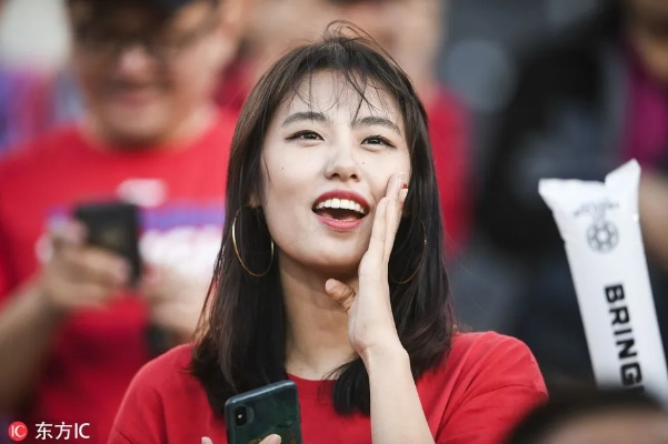 韩国女球迷的热情与坚持:足球场上的独特风景线 韩国女球迷的热情与坚持:足球场上的独特风景线