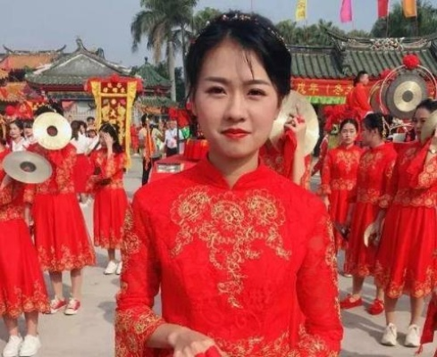 “长腿妹妹”走红网络:当代年轻人审美变迁背后的社会现象 “长腿妹妹”走红网络:当代年轻人审美变迁背后的社会现象