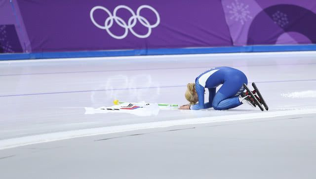 运动员下跪赔罪:荣耀背后的担当与人性温度 运动员下跪赔罪:荣耀背后的担当与人性温度