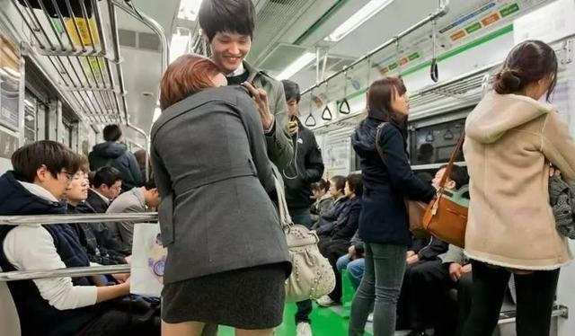 我在韩国地铁的一天:拥挤、温暖与意想不到的惊喜 我在韩国地铁的一天:拥挤、温暖与意想不到的惊喜