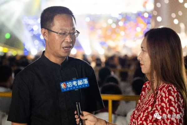 那一刻,我亲眼目睹了都市的温情与震撼——我的“都市报道直播”亲历记 那一刻,我亲眼目睹了都市的温情与震撼——我的“都市报道直播”亲历记