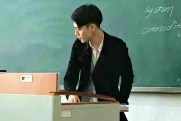武汉男神老师爆红网络:颜值与才华并存的他如何征服学生? 武汉男神老师爆红网络:颜值与才华并存的他如何征服学生?
