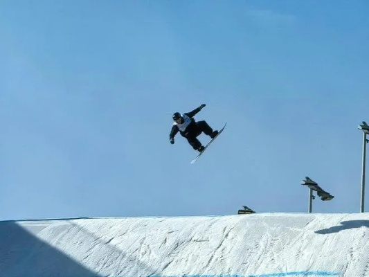 单板滑雪跳台世界杯震撼开赛!顶尖选手上演雪上“飞天盛宴” 单板滑雪跳台世界杯震撼开赛!顶尖选手上演雪上“飞天盛宴”