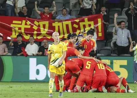 激情对决!中国足球队VS澳大利亚,精彩瞬间不容错过! 激情对决!中国足球队VS澳大利亚,精彩瞬间不容错过!