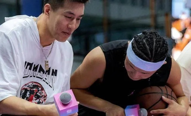 郭艾伦单挑吴悠:街球王与职业球员的巅峰对决引爆篮球圈 郭艾伦单挑吴悠:街球王与职业球员的巅峰对决引爆篮球圈