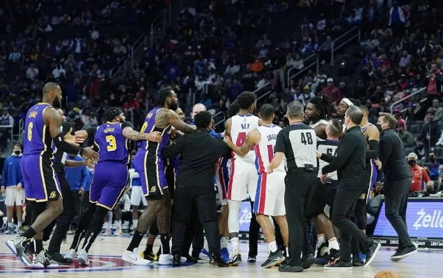 NBA赛场上的撞人事件:规则、争议与球员安全 NBA赛场上的撞人事件:规则、争议与球员安全