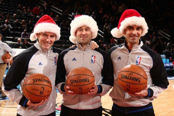 1226NBA圣诞大战:巨星对决引爆篮球狂欢夜 1226NBA圣诞大战:巨星对决引爆篮球狂欢夜