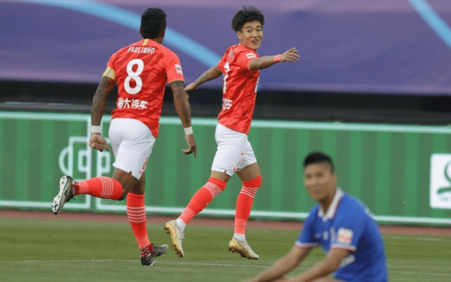 青岛中能vs广州恒大:激情对决引爆中超赛场,青春风暴席卷绿茵 青岛中能vs广州恒大:激情对决引爆中超赛场,青春风暴席卷绿茵