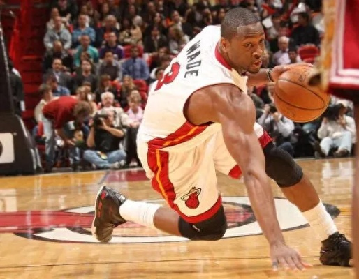 NBA巨星韦德意外受伤,球迷心碎不已 NBA巨星韦德意外受伤,球迷心碎不已
