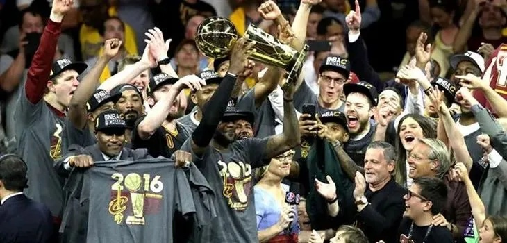 骑士vs湖人:巅峰对决引爆NBA赛场,年轻球迷热血沸腾 骑士vs湖人:巅峰对决引爆NBA赛场,年轻球迷热血沸腾