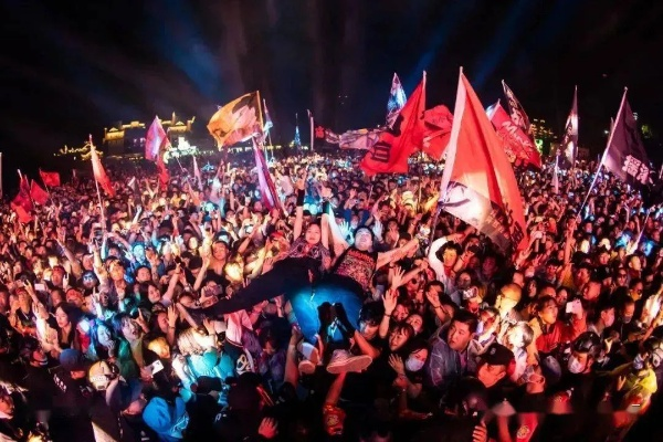 我在迷笛音乐节的三天:青春、热血与永不熄灭的音乐之火 我在迷笛音乐节的三天:青春、热血与永不熄灭的音乐之火