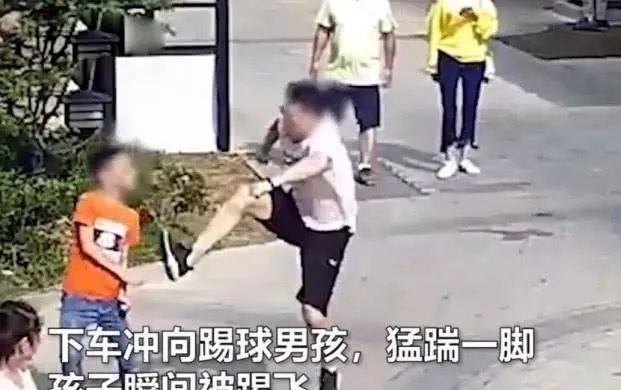 阜新踢飞脚事件引热议:年轻人为何如此愤怒? 阜新踢飞脚事件引热议:年轻人为何如此愤怒?