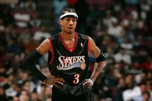 阿伦·艾弗森:从贫民窟到NBA传奇,他用叛逆与热爱改写篮球历史 阿伦·艾弗森:从贫民窟到NBA传奇,他用叛逆与热爱改写篮球历史