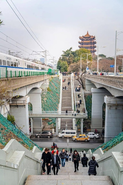 武汉长江大桥上能步行通过吗? 武汉长江大桥上能步行通过吗?