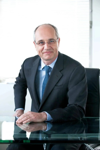 雷萨:一个关于坚持与创新的励志故事 雷萨:一个关于坚持与创新的励志故事