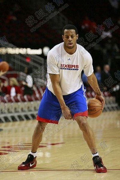 NBA胯下运球历史:从街头到殿堂,那些让人热血沸腾的瞬间 NBA胯下运球历史:从街头到殿堂,那些让人热血沸腾的瞬间