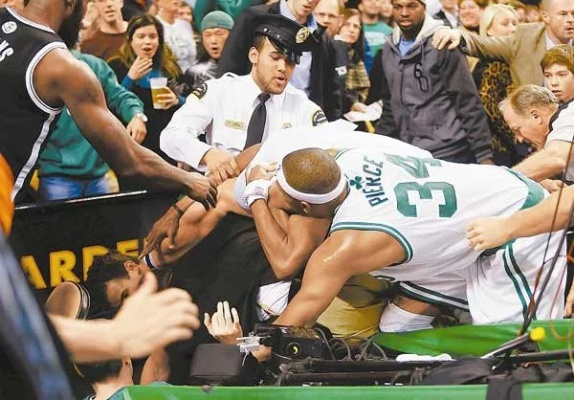 NBA赛场上的撞人事件:规则、争议与球员安全 NBA赛场上的撞人事件:规则、争议与球员安全