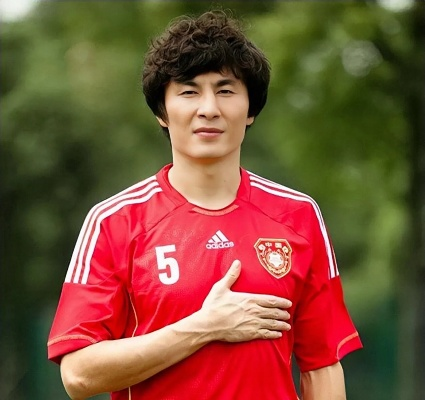 李玮峰:中国足球的传奇后卫与精神领袖 李玮峰:中国足球的传奇后卫与精神领袖