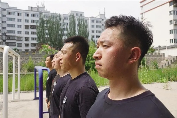 “赤膊班”背后的故事:汗水与坚持铸就的青春记忆 “赤膊班”背后的故事:汗水与坚持铸就的青春记忆