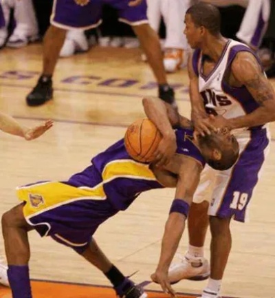阿泰斯特肘击事件:NBA赛场上的暴力瞬间与深刻反思 阿泰斯特肘击事件:NBA赛场上的暴力瞬间与深刻反思