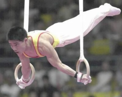 从陈一冰到张尚武:中国体操运动员的荣耀与困境 从陈一冰到张尚武:中国体操运动员的荣耀与困境