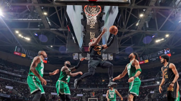 骑士vs凯尔特人:宿敌对决引爆NBA激情之夜 骑士vs凯尔特人:宿敌对决引爆NBA激情之夜
