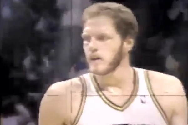 马克伊顿:从NBA传奇到人生导师,他的故事如何激励年轻一代? 马克伊顿:从NBA传奇到人生导师,他的故事如何激励年轻一代?