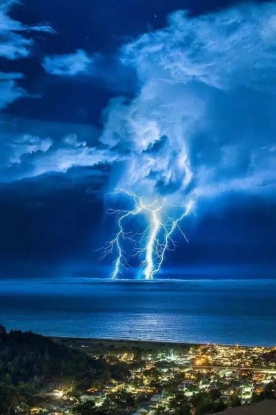 雷霆之夜:我在风暴中心的震撼与敬畏 雷霆之夜:我在风暴中心的震撼与敬畏